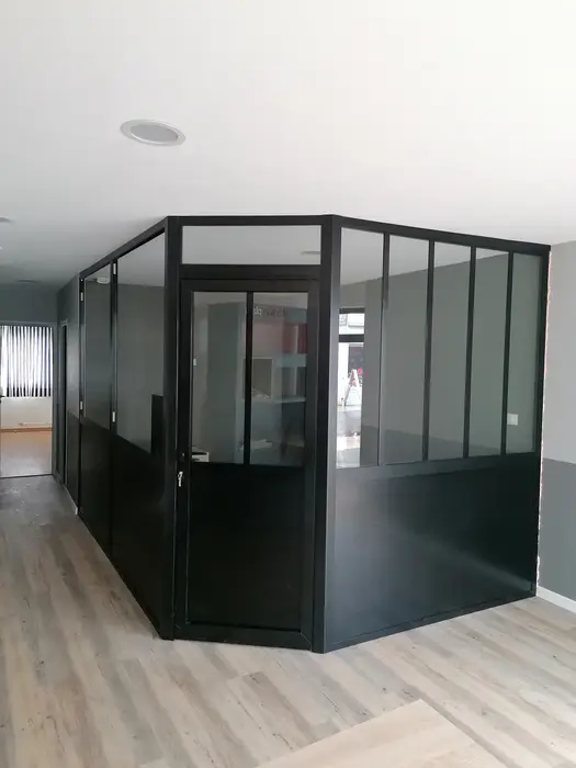 Verrière d'atelier noire créant un bureau vitré, verrière intérieure sur mesure en Vendée (85) par MIP Menuiserie