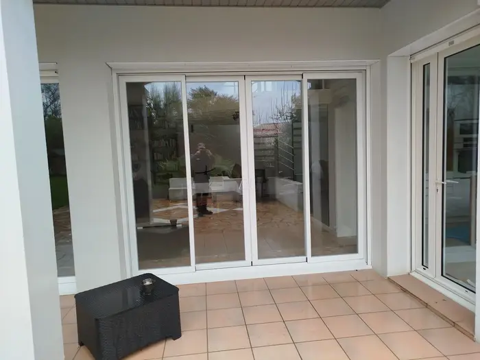 Baie vitrée coulissante alu 4 vantaux ouvrant sur terrasse, pose de fenêtres et baies vitrées sur mesure en Vendée (85) par MIP Menuiserie