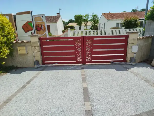 Portail aluminium rouge à lames et clôture assortie, pose de portail en Vendée (85) par MIP Menuiserie