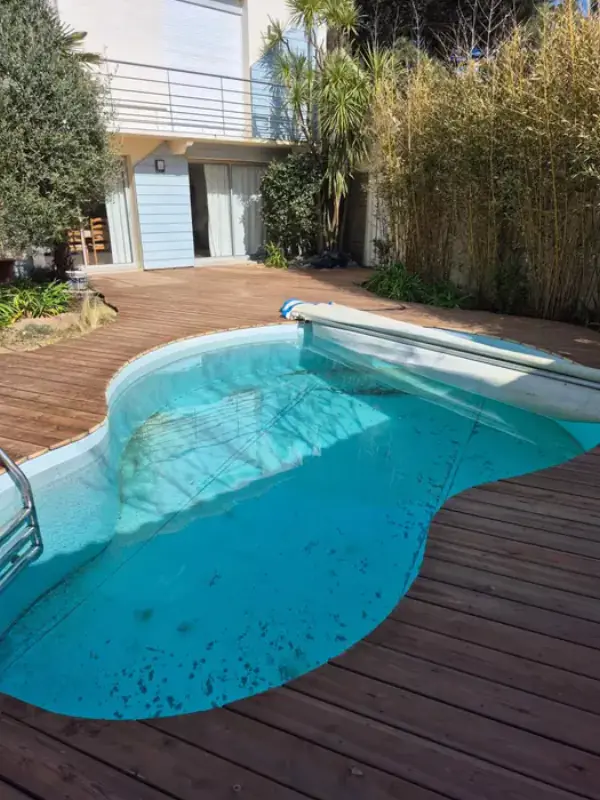 Terrasse bois de pin autour d'une piscine, terrasse sur mesure en Vendée (85) par MIP Menuiserie